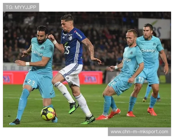 法甲里昂边路进攻连续奏效，门前混战成收获